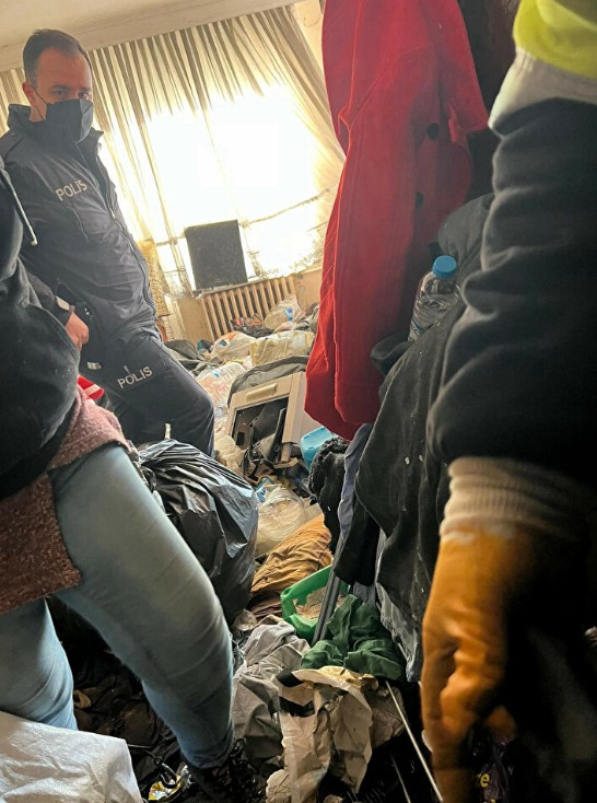 Kapıyı açan ekipler şoke oldu: Evden tam 40 ton çöp çıktı